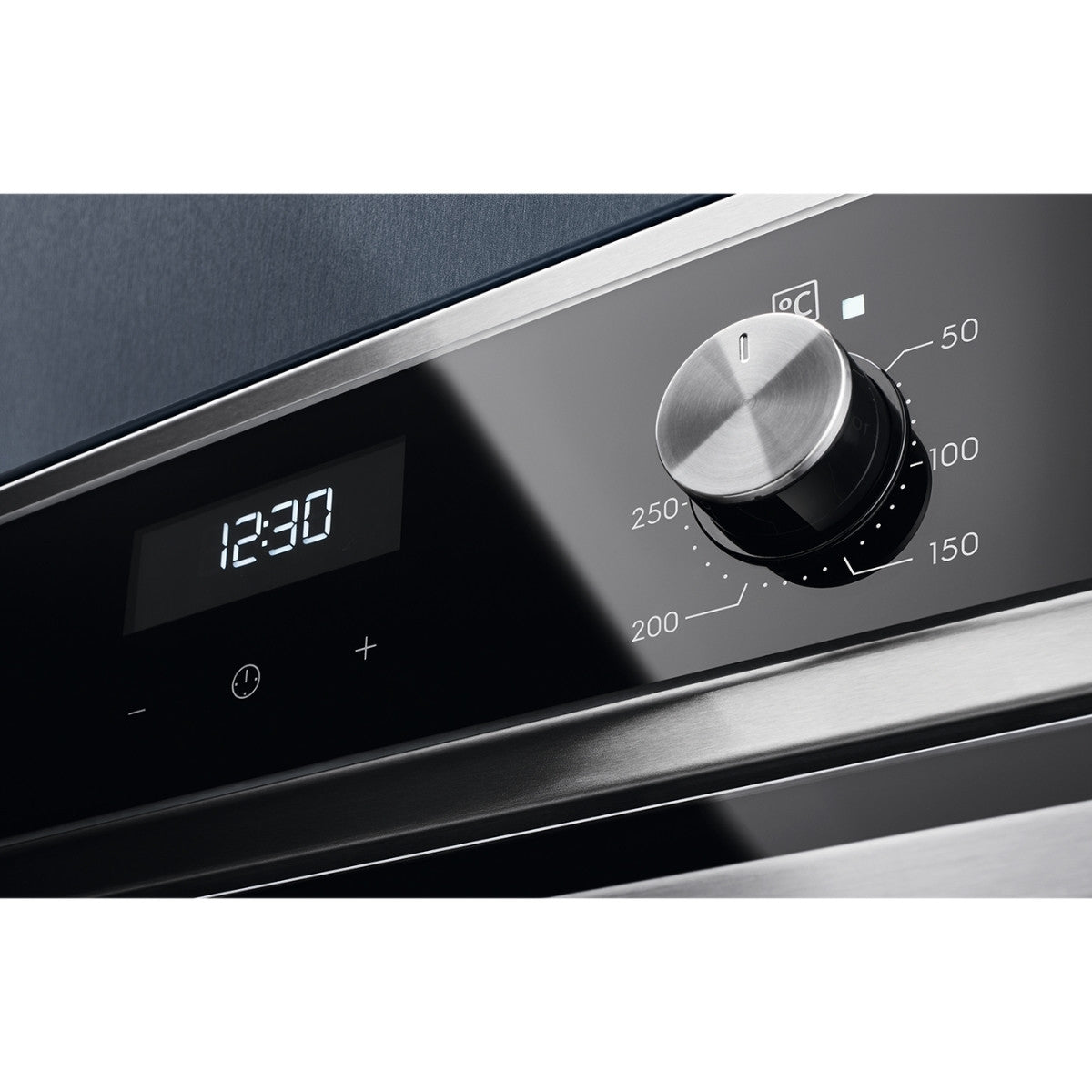 Le four auto-nettoyant Arthur Martin AZB5C50BX (65L) est chez Electrobay Maroc. Nettoyage catalytique, fonction SteamBake pour des pains parfaits, et cuisson homogène sur 3 niveaux.